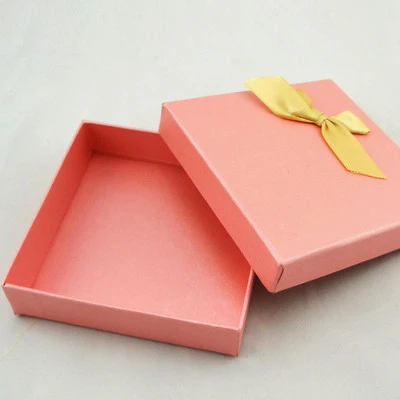 Notes de traitement pour la boîte-cadeau rose avec couvercle