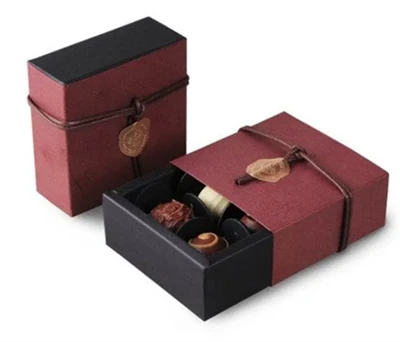 Processus de fabrication de boîtes d'emballage cadeau en chocolat dans une us...